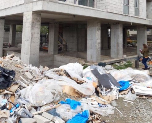 Șantierul de pe strada Eliberării… pute din cauza munților de deșeuri 
