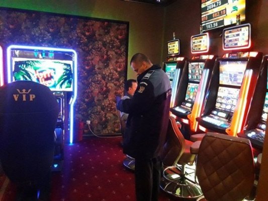 Doi bărbaţi cu cagule au jefuit o sală de jocuri de noroc