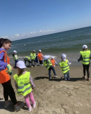 Polaris a ecologizat plaja Perla cu preșcolarii grădiniței ”Tărâmul Basmelor” Constanța