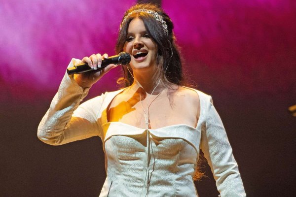 Lana Del Rey şi-a prezentat scuze pentru că a întârziat la concertul de la Glastonbury