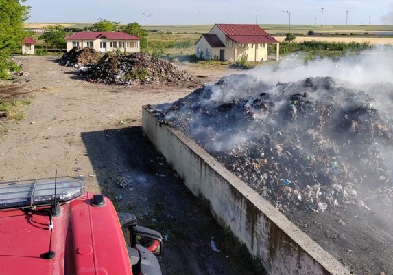 Incendiu la groapa de gunoi din localitatea Cogealac. Video
