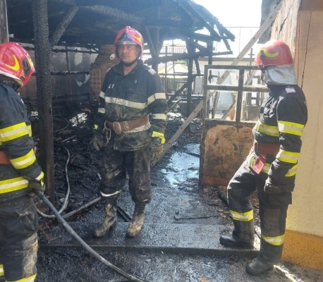 Incendiu violent la două gospodării din localitatea Măcin