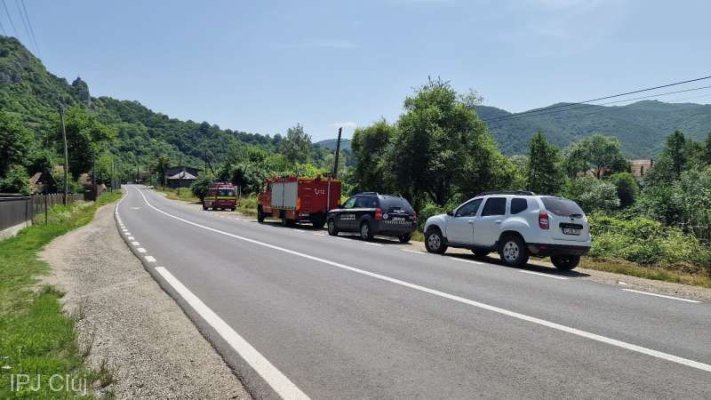 Bărbat de 83 de ani, căutat după ce a căzut cu maşina în Arieş