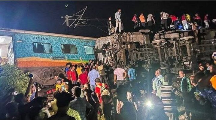 Catastrofă feroviară în India. Peste 200 de oameni au murit și 900 au fost răniți! Video 