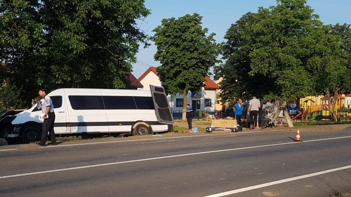 Microbuz cu 9 pasageri la bord, accident groaznic în Timiş