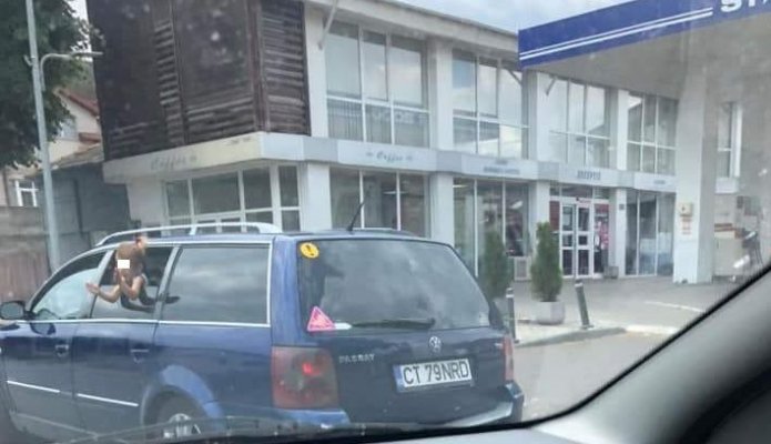 Inconștiența unui șofer începător: un copil a ieșit pe geamul mașinii, în mers