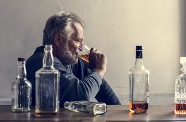 Un studiu Oxford arată că excesul de alcool provoacă apariția a 60 de boli