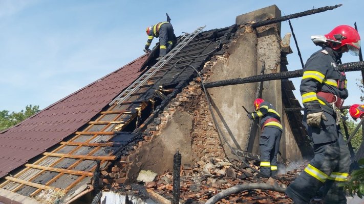 Incendiu la un grup de locuințe, în Nicolae Bălcescu