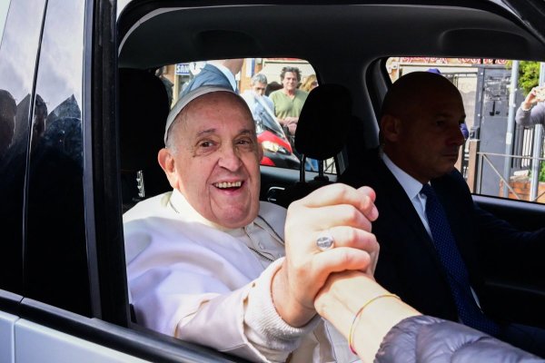 Papa Francisc a fost externat din spital, după nouă zile de la operația abdominală 