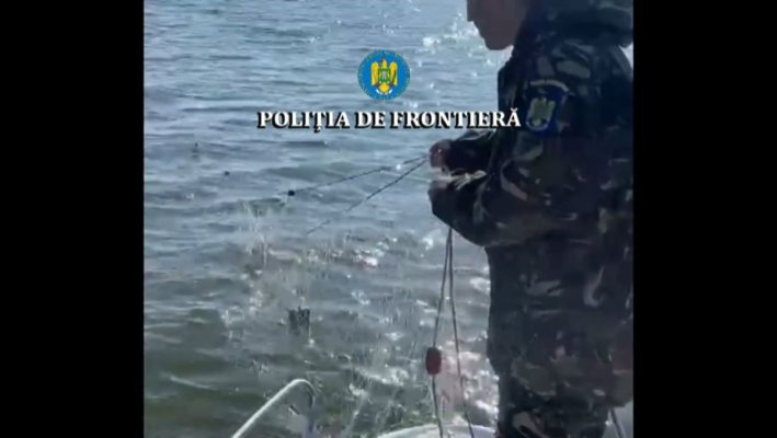 Sute de metri de plase scoase din Marea Neagră de polițiștii de frontieră 