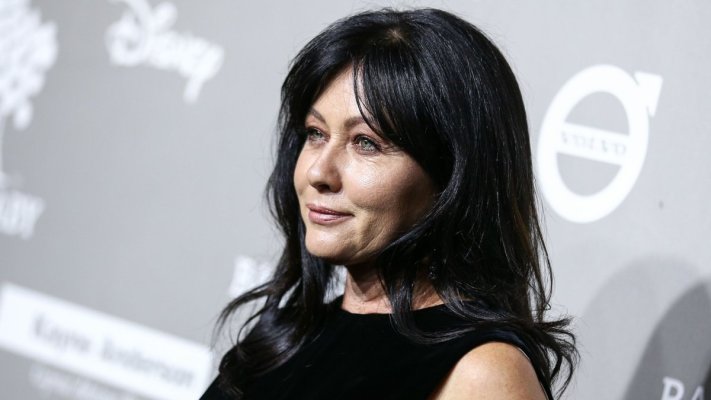 Cancerul de care suferă actriţa Shannen Doherty s-a răspândit la creier