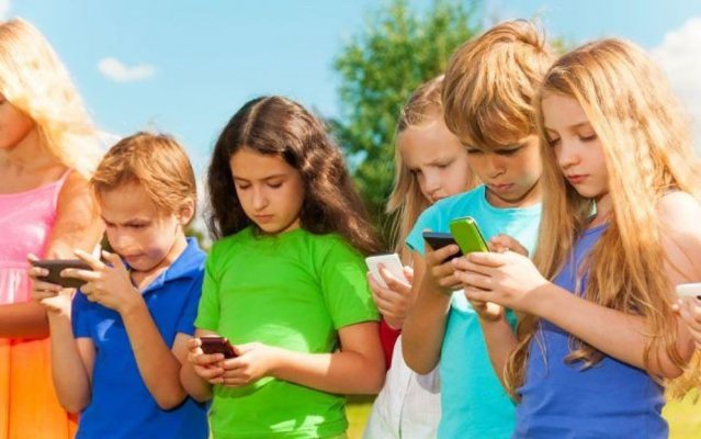 Interzicerea telefoanelor mobile în şcolile din Anglia, o măsură 