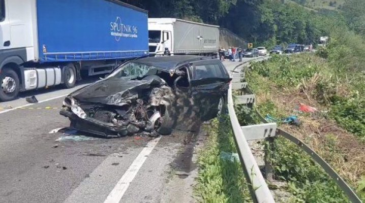 Un bărbat de 52 de ani a murit strivit sub roţile unui TIR, în urma unui accident cumplit