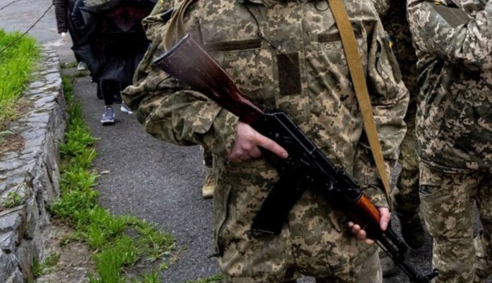 Trei militari ucraineni înarmați cu mitraliere au fost capturați în România