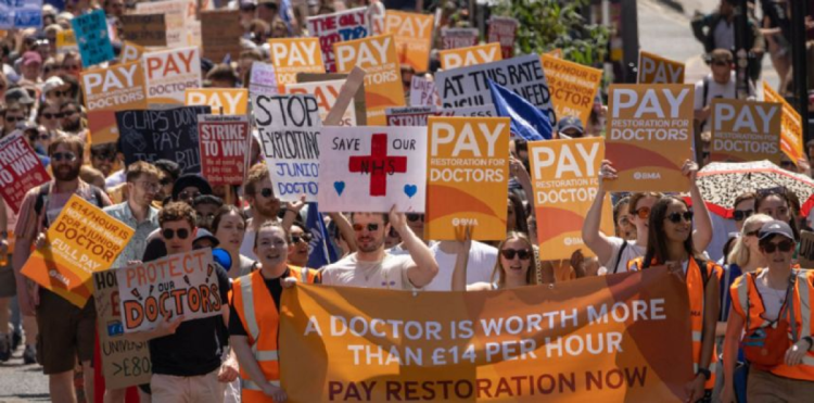 Mii de medici au intrat într-o grevă de cinci zile în Anglia