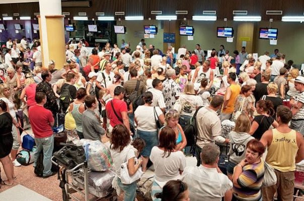 Haos pe Aeroportul Otopeni. Vacanțele a mii de români sunt distruse