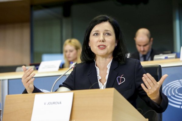 Comisia Europeană ia măsuri împotriva a 20 de companii aeriene pentru practici înşelătoare 