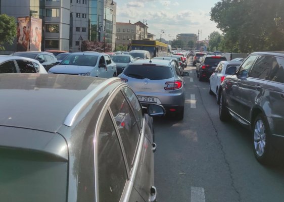 Atenție, șoferi! Trafic blocat pe strada Traian din Constanța