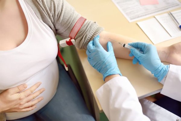CNAS: De la 1 iulie, femeile însărcinate pot efectua analize medicale specifice şi peste valoarea plafonului lunar