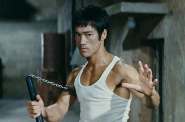 Fanii lui Bruce Lee s-au reunit la Hong Kong pentru a marca 50 de ani de la decesul actorului