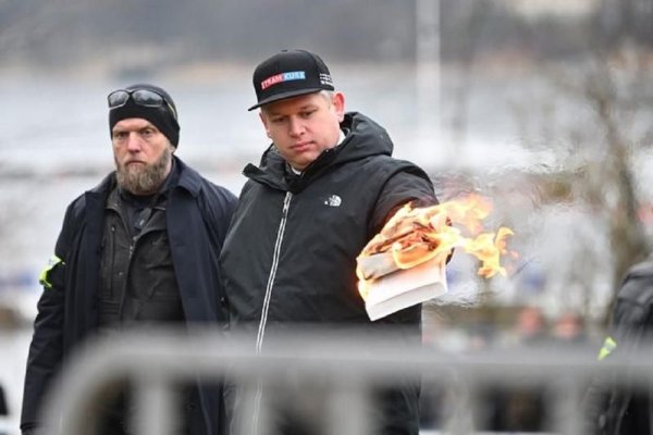 Suedia se joacă cu focul religios: după Coran, Biblia și Tora sunt arse în public