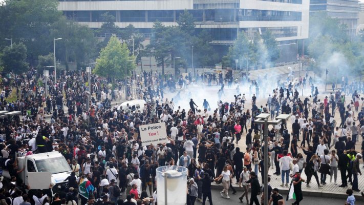 Franța arde. Peste 2.000 de oameni arestați de când au început violențele