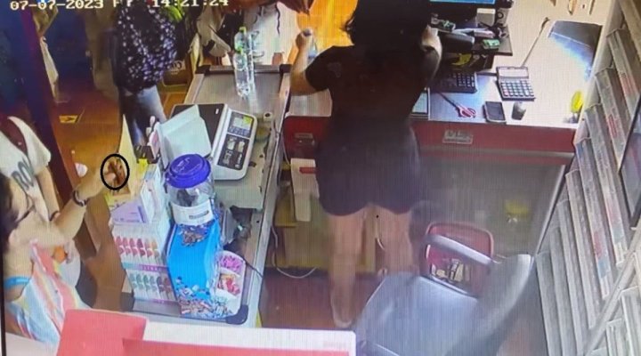 Cum șterpelește o femeie o țigară electronică dintr-un magazin din Costinești! Video