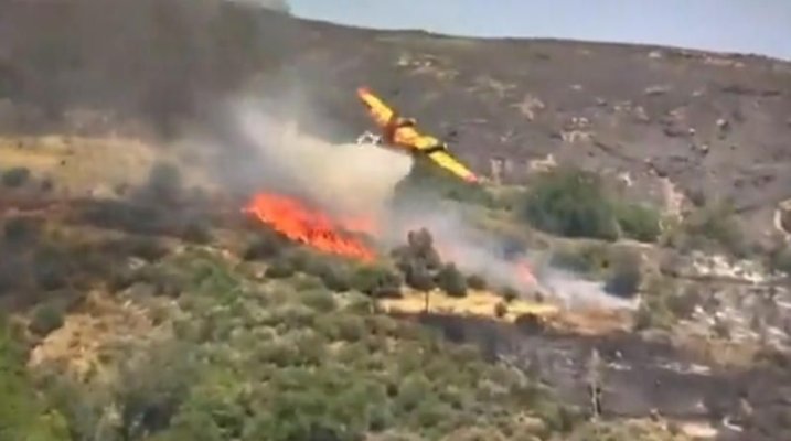 Un avion de stingere a incendiilor s-a prăbuşit în Grecia. Soarta piloţilor este necunoscută. Video