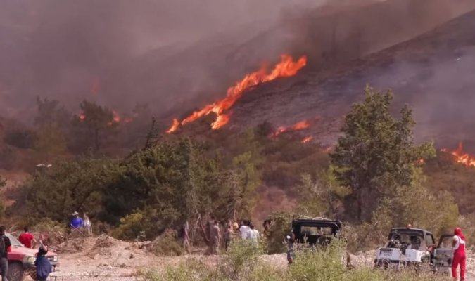  Grecia: Un nou incendiu de vegetaţie a izbucnit în insula Rodos. Pompierii fac apel la ajutor urgent