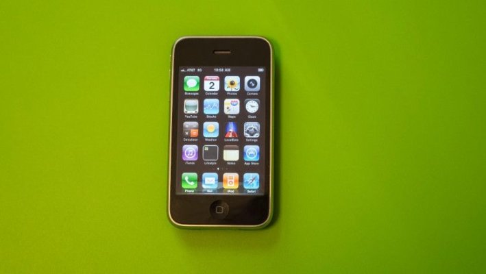 Un model iPhone din 2007 s-a vândut cu peste 190.000 de dolari