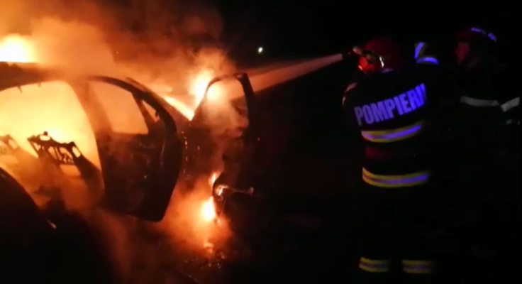 Autoturism în flăcări, în zona Centrului de Scafandri din Constanța