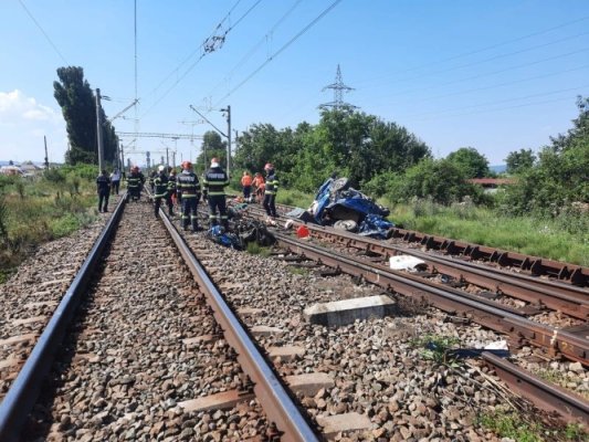Mașină ruptă în două de tren, doi copii și doi adulți au murit pe loc