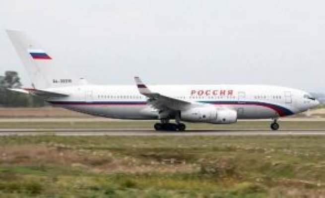 Avionul care a venit să ia diplomații ruși este la București