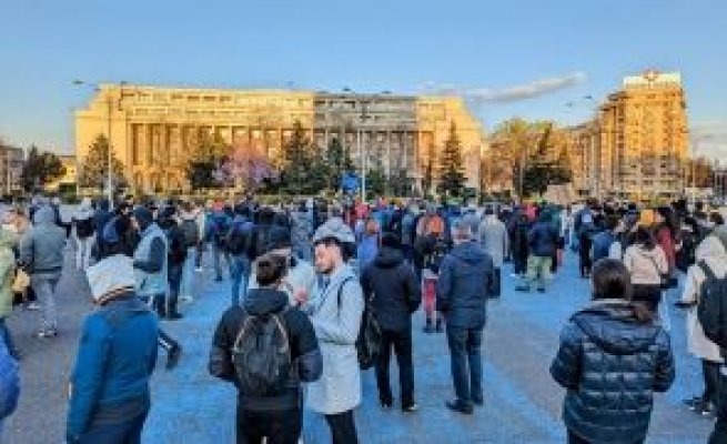 Protest în stradă în urma scandalului privind centrele de bătrâni: se cere demisia lui Marius Budăi și Gabrielei Firea 