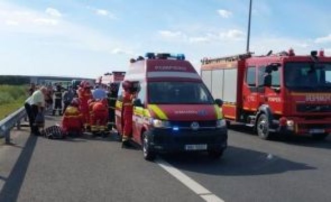 Accident grav: un mort și patru răniți după impactul dintre un autoturism și un microbuz