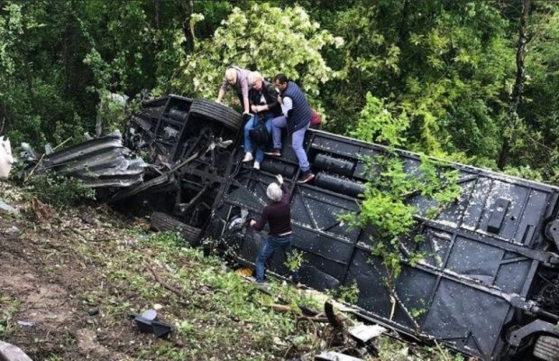 Un autocar cu turiști a căzut de pe un drum de munte: Sunt mai multe victime