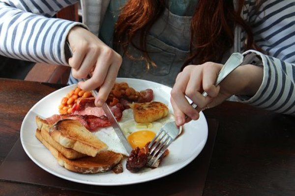 Alimentele care trebuie evitate la micul dejun. Pot duce la îngrășare și probleme digestive