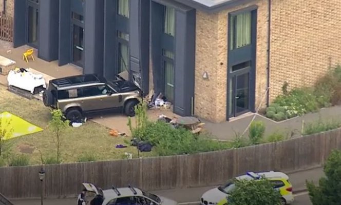 O maşină a intrat în plină viteză în curtea unei şcoli la Londra: O fetiţă a fost ucisă