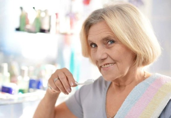 Studiu: Legătura nebănuită dintre îngrijirea dinţilor şi riscul de demenţă