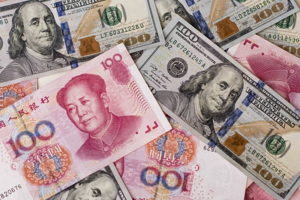 Băncile din China vând dolari pentru a încetini deprecierea yuanului
