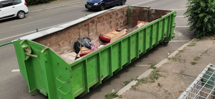 Containerele speciale pentru deșeuri voluminoase, amplasate pe strada Stadionului