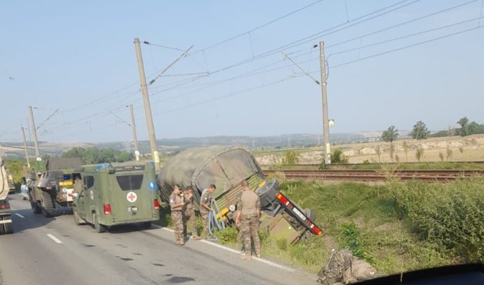 Convoi militar NATO, răsturnat în şanţ la Bacău! Video