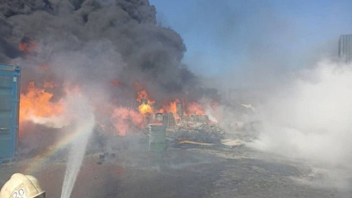 Explozii și un incendiu uriaș în cel mai mare port al rușilor de la Marea Neagră! Video