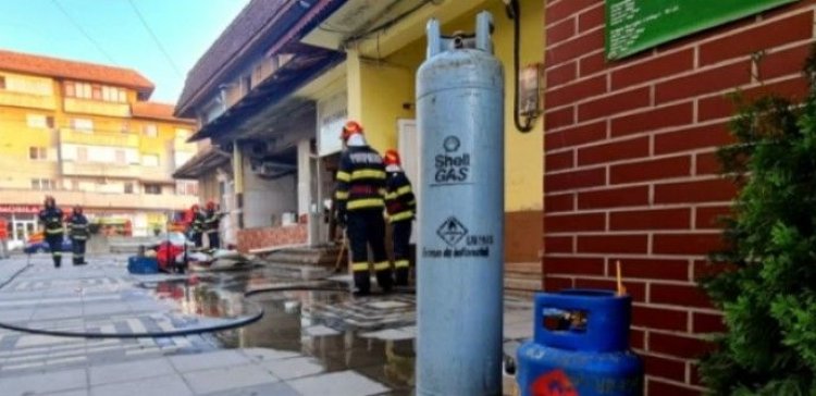 Explozie într-o pizzerie din Pașcani. Pompierii au găsit două butelii cu GPL
