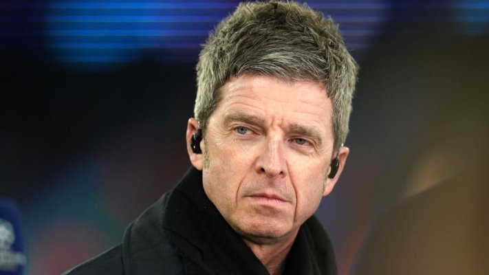 Noel Gallagher a recunoscut că se chinuie să îşi amintească versurile pe scenă