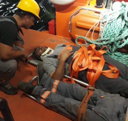 Intervenție ARSVOM: Doi marinari au căzut de la înălțime, după ce schela pe care lucrau s-a rupt