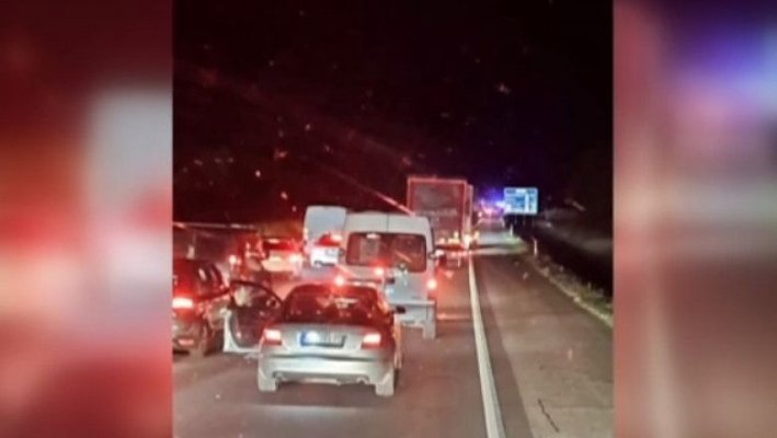 Un autocar cu numere de România s-a răsturnat în Ungaria, pe autostradă. Un om a murit pe loc 