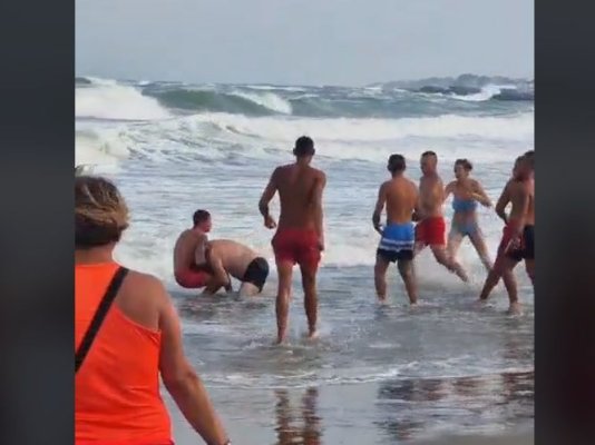 Bătaie pe plaja din Eforie Nord între salvamari şi turişti supăraţi că nu sunt lăsaţi să intre în mare. Video