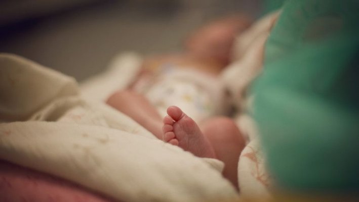 Anchetă la spitalul din Satu Mare, după ce medicii i-ar fi zdrobit capul unui bebeluș la naștere