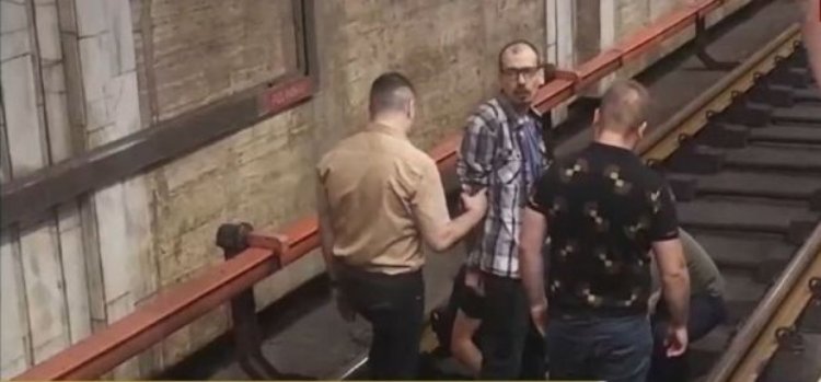 Un bărbat s-a legat cu cătușe de șina de metrou în Piața Unirii 2
